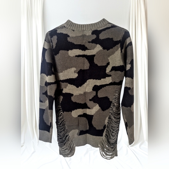 Madrag Camouflage Fringe Sweater Size Small NWT - Picture 2 of 2